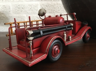 Feuerwehrauto mit Schlauchpumpe, handgefertigt aus Metall